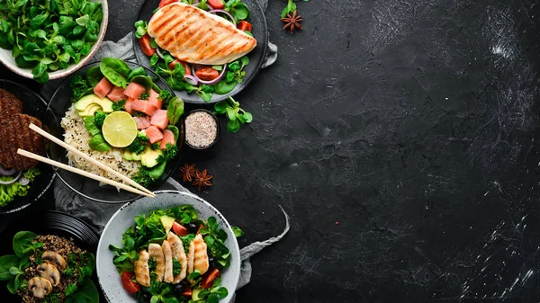 食べ物の品揃え 黒い木製の背景上の民俗料理トップビュー テキストの空き領域 フラットレイ — ストック写真
