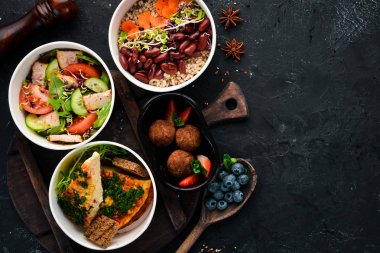 Sağlıklı gıda ile folyo kutuları götürmek koleksiyonu. Günlük yemekleriçeren kaplar seti. Üst te. Ücretsiz kopyalama alanı.