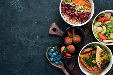 Sağlıklı gıda ile folyo kutuları götürmek koleksiyonu. Günlük yemekleriçeren kaplar seti. Üst te. Ücretsiz kopyalama alanı.