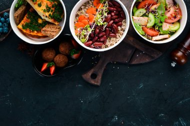 Sağlıklı gıda ile folyo kutuları götürmek koleksiyonu. Günlük yemekleriçeren kaplar seti. Üst te. Ücretsiz kopyalama alanı.