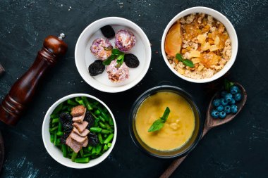 Sağlıklı gıda ile folyo kutuları götürmek koleksiyonu. Günlük yemekleriçeren kaplar seti. Üst te. Ücretsiz kopyalama alanı.