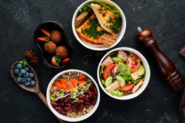 Sağlıklı gıda ile folyo kutuları götürmek koleksiyonu. Günlük yemekleriçeren kaplar seti. Üst te. Ücretsiz kopyalama alanı.