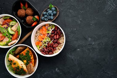 Sağlıklı gıda ile folyo kutuları götürmek koleksiyonu. Günlük yemekleriçeren kaplar seti. Üst te. Ücretsiz kopyalama alanı.