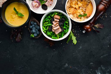 Sağlıklı gıda ile folyo kutuları götürmek koleksiyonu. Günlük yemekleriçeren kaplar seti. Üst te. Ücretsiz kopyalama alanı.