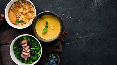 Sağlıklı gıda ile folyo kutuları götürmek koleksiyonu. Günlük yemekleriçeren kaplar seti. Üst te. Ücretsiz kopyalama alanı.