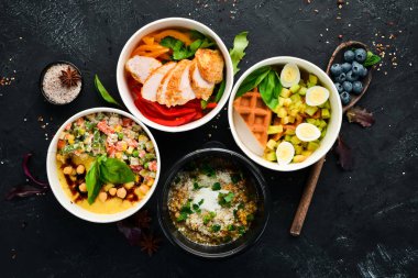 Sağlıklı gıda ile folyo kutuları götürmek koleksiyonu. Günlük yemekleriçeren kaplar seti. Üst te. Ücretsiz kopyalama alanı.