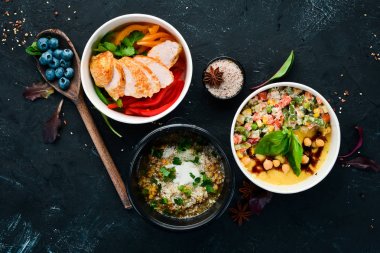 Sağlıklı gıda ile folyo kutuları götürmek koleksiyonu. Günlük yemekleriçeren kaplar seti. Üst te. Ücretsiz kopyalama alanı.