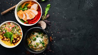 Sağlıklı gıda ile folyo kutuları götürmek koleksiyonu. Günlük yemekleriçeren kaplar seti. Üst te. Ücretsiz kopyalama alanı.