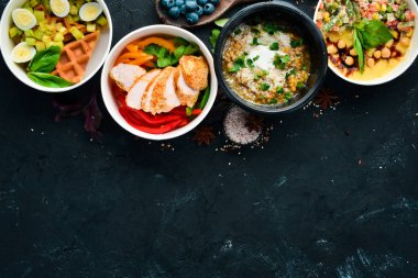 Sağlıklı gıda ile folyo kutuları götürmek koleksiyonu. Günlük yemekleriçeren kaplar seti. Üst te. Ücretsiz kopyalama alanı.