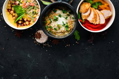 Sağlıklı gıda ile folyo kutuları götürmek koleksiyonu. Günlük yemekleriçeren kaplar seti. Üst te. Ücretsiz kopyalama alanı.