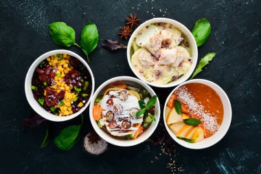 Sağlıklı gıda ile folyo kutuları götürmek koleksiyonu. Günlük yemekleriçeren kaplar seti. Üst te. Ücretsiz kopyalama alanı.