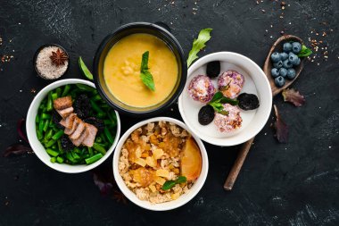 Sağlıklı gıda ile folyo kutuları götürmek koleksiyonu. Günlük yemekleriçeren kaplar seti. Üst te. Ücretsiz kopyalama alanı.