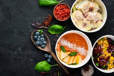 Sağlıklı gıda ile folyo kutuları götürmek koleksiyonu. Günlük yemekleriçeren kaplar seti. Üst te. Ücretsiz kopyalama alanı.