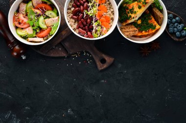 Sağlıklı gıda ile folyo kutuları götürmek koleksiyonu. Günlük yemekleriçeren kaplar seti. Üst te. Ücretsiz kopyalama alanı.