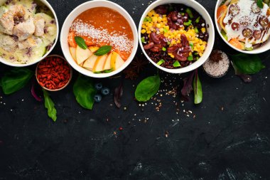 Sağlıklı gıda ile folyo kutuları götürmek koleksiyonu. Günlük yemekleriçeren kaplar seti. Üst te. Ücretsiz kopyalama alanı.