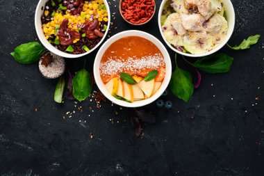 Sağlıklı gıda ile folyo kutuları götürmek koleksiyonu. Günlük yemekleriçeren kaplar seti. Üst te. Ücretsiz kopyalama alanı.