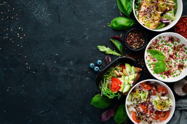 Sağlıklı gıda ile folyo kutuları götürmek koleksiyonu. Günlük yemekleriçeren kaplar seti. Üst te. Ücretsiz kopyalama alanı.