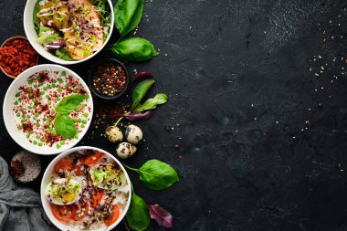 Sağlıklı gıda ile folyo kutuları götürmek koleksiyonu. Günlük yemekleriçeren kaplar seti. Üst te. Ücretsiz kopyalama alanı.