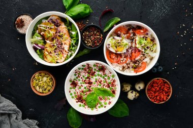 Sağlıklı gıda ile folyo kutuları götürmek koleksiyonu. Günlük yemekleriçeren kaplar seti. Üst te. Ücretsiz kopyalama alanı.