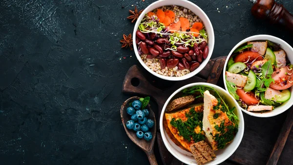 Sağlıklı gıda ile folyo kutuları götürmek koleksiyonu. Günlük yemekleriçeren kaplar seti. Üst te. Ücretsiz kopyalama alanı.