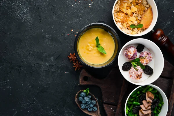 Sağlıklı gıda ile folyo kutuları götürmek koleksiyonu. Günlük yemekleriçeren kaplar seti. Üst te. Ücretsiz kopyalama alanı.