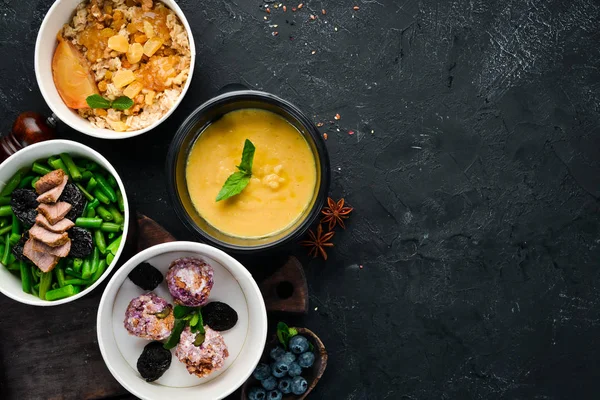 Sağlıklı gıda ile folyo kutuları götürmek koleksiyonu. Günlük yemekleriçeren kaplar seti. Üst te. Ücretsiz kopyalama alanı.