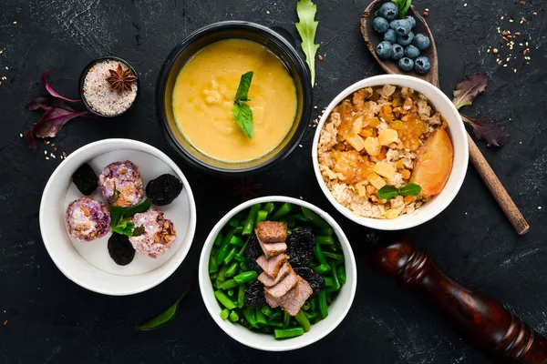 Sağlıklı gıda ile folyo kutuları götürmek koleksiyonu. Günlük yemekleriçeren kaplar seti. Üst te. Ücretsiz kopyalama alanı.