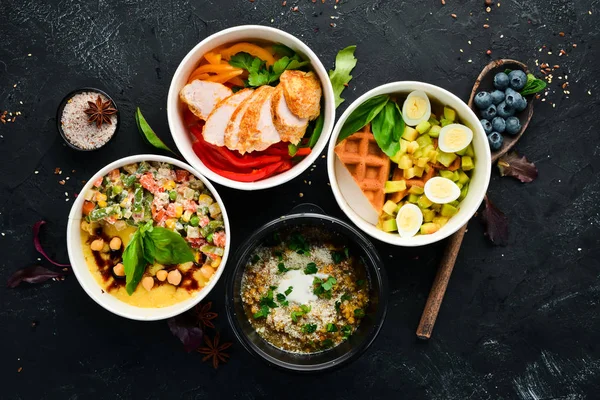 Sağlıklı gıda ile folyo kutuları götürmek koleksiyonu. Günlük yemekleriçeren kaplar seti. Üst te. Ücretsiz kopyalama alanı.