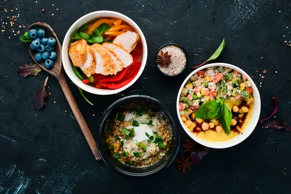 Sağlıklı gıda ile folyo kutuları götürmek koleksiyonu. Günlük yemekleriçeren kaplar seti. Üst te. Ücretsiz kopyalama alanı.