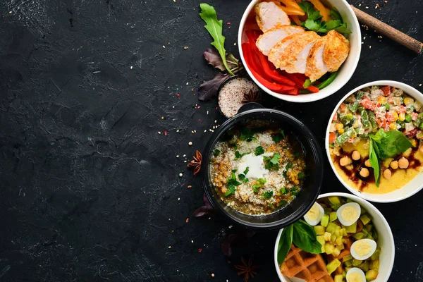 Sağlıklı gıda ile folyo kutuları götürmek koleksiyonu. Günlük yemekleriçeren kaplar seti. Üst te. Ücretsiz kopyalama alanı.