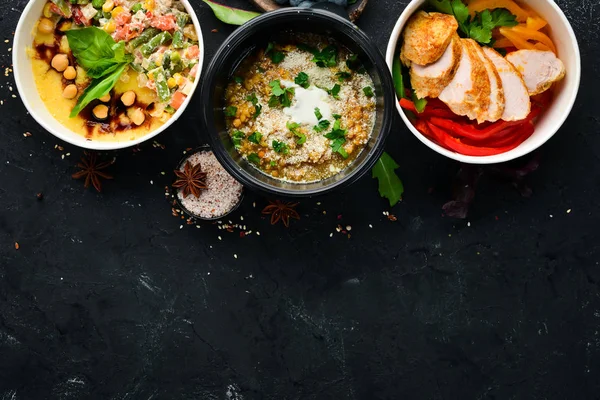 Sağlıklı gıda ile folyo kutuları götürmek koleksiyonu. Günlük yemekleriçeren kaplar seti. Üst te. Ücretsiz kopyalama alanı.