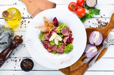 Brie peynirve prosciutto ile sebze salatası. Tabakta. Üst te. Metniniz için boş alan. Rustik stil.