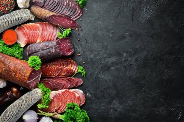 Füme ve kurutulmuş et Jambon, jerky, tuzlu biltong et, baharat ve otlar seti. Üst te. Metniniz için boş alan.