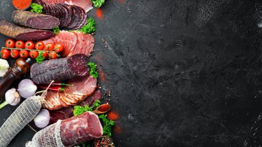 Füme ve kurutulmuş et Jambon, jerky, tuzlu biltong et, baharat ve otlar seti. Üst te. Metniniz için boş alan.