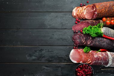 Füme ve kurutulmuş et Jambon, jerky, tuzlu biltong et, baharat ve otlar seti. Üst te. Metniniz için boş alan.