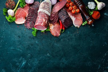 Füme ve kurutulmuş et Jambon, jerky, tuzlu biltong et, baharat ve otlar seti. Üst te. Metniniz için boş alan.