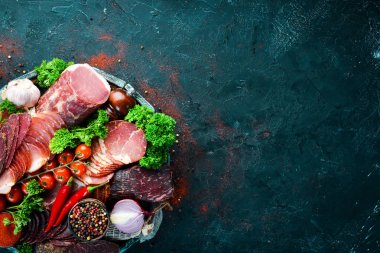 Füme ve kurutulmuş et Jambon, jerky, tuzlu biltong et, baharat ve otlar seti. Üst te. Metniniz için boş alan.