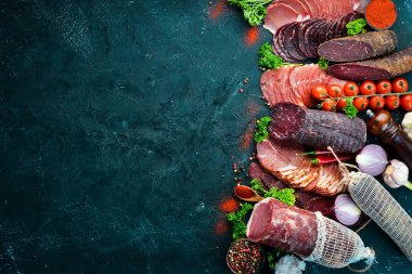 Füme ve kurutulmuş et Jambon, jerky, tuzlu biltong et, baharat ve otlar seti. Üst te. Metniniz için boş alan.