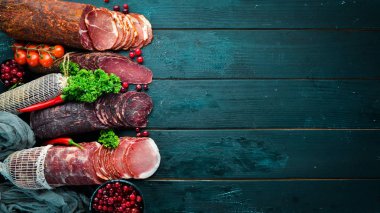 Füme ve kurutulmuş et Jambon, jerky, tuzlu biltong et, baharat ve otlar seti. Üst te. Metniniz için boş alan.