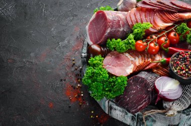 Füme ve kurutulmuş et Jambon, jerky, tuzlu biltong et, baharat ve otlar seti. Üst te. Metniniz için boş alan.