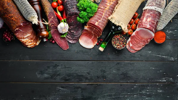 燻製と乾燥肉ハム ジャーキー 塩漬けビルトン肉 スパイス ハーブのセット トップビュー テキストの空き領域 — ストック写真