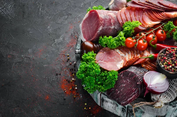 Füme ve kurutulmuş et Jambon, jerky, tuzlu biltong et, baharat ve otlar seti. Üst te. Metniniz için boş alan.