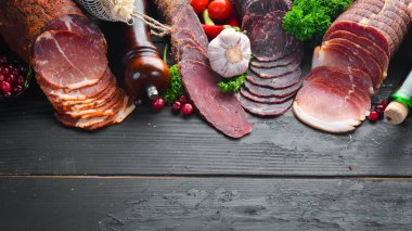 Füme ve kurutulmuş et Jambon, jerky, tuzlu biltong et, baharat ve otlar seti. Üst te. Metniniz için boş alan.