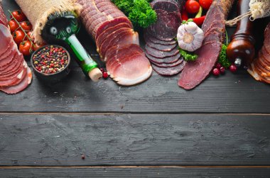 Füme ve kurutulmuş et Jambon, jerky, tuzlu biltong et, baharat ve otlar seti. Üst te. Metniniz için boş alan.