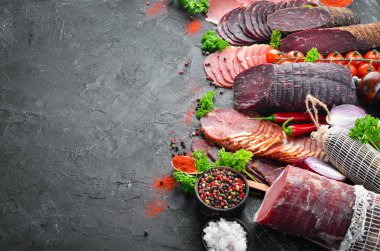 Füme ve kurutulmuş et Jambon, jerky, tuzlu biltong et, baharat ve otlar seti. Üst te. Metniniz için boş alan.