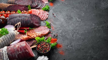 Füme ve kurutulmuş et Jambon, jerky, tuzlu biltong et, baharat ve otlar seti. Üst te. Metniniz için boş alan.