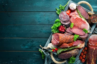 Füme ve kurutulmuş et Jambon, jerky, tuzlu biltong et, baharat ve otlar seti. Üst te. Metniniz için boş alan.