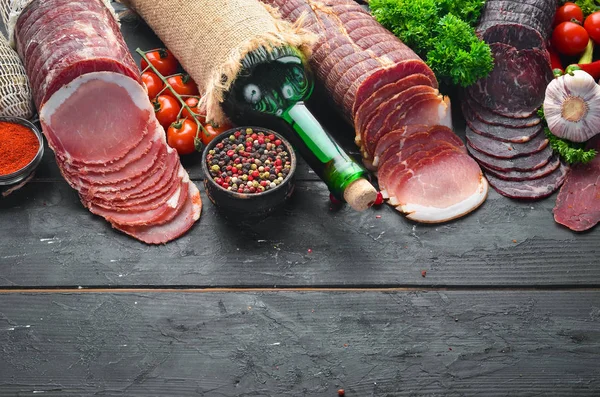 Füstölt Szárított Húsok Halmaza Sonka Szaggatott Sózott Biltong Hús Fűszerek — Stock Fotó