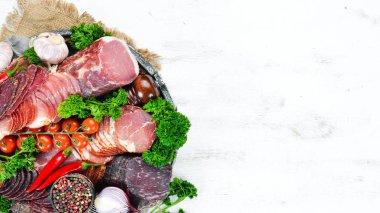 Füme ve kurutulmuş et Jambon, jerky, tuzlu biltong et, baharat ve otlar seti. Üst te. Metniniz için boş alan.