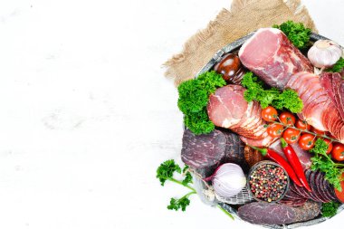 Füme ve kurutulmuş et Jambon, jerky, tuzlu biltong et, baharat ve otlar seti. Üst te. Metniniz için boş alan.